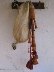 http://www.viaggiarenelpollino.com/zampogna/mainColumnParagraphs/01/image/2.JPG
